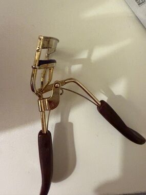 Gold Eyelash Curler with Brown Handles - Classic Precision